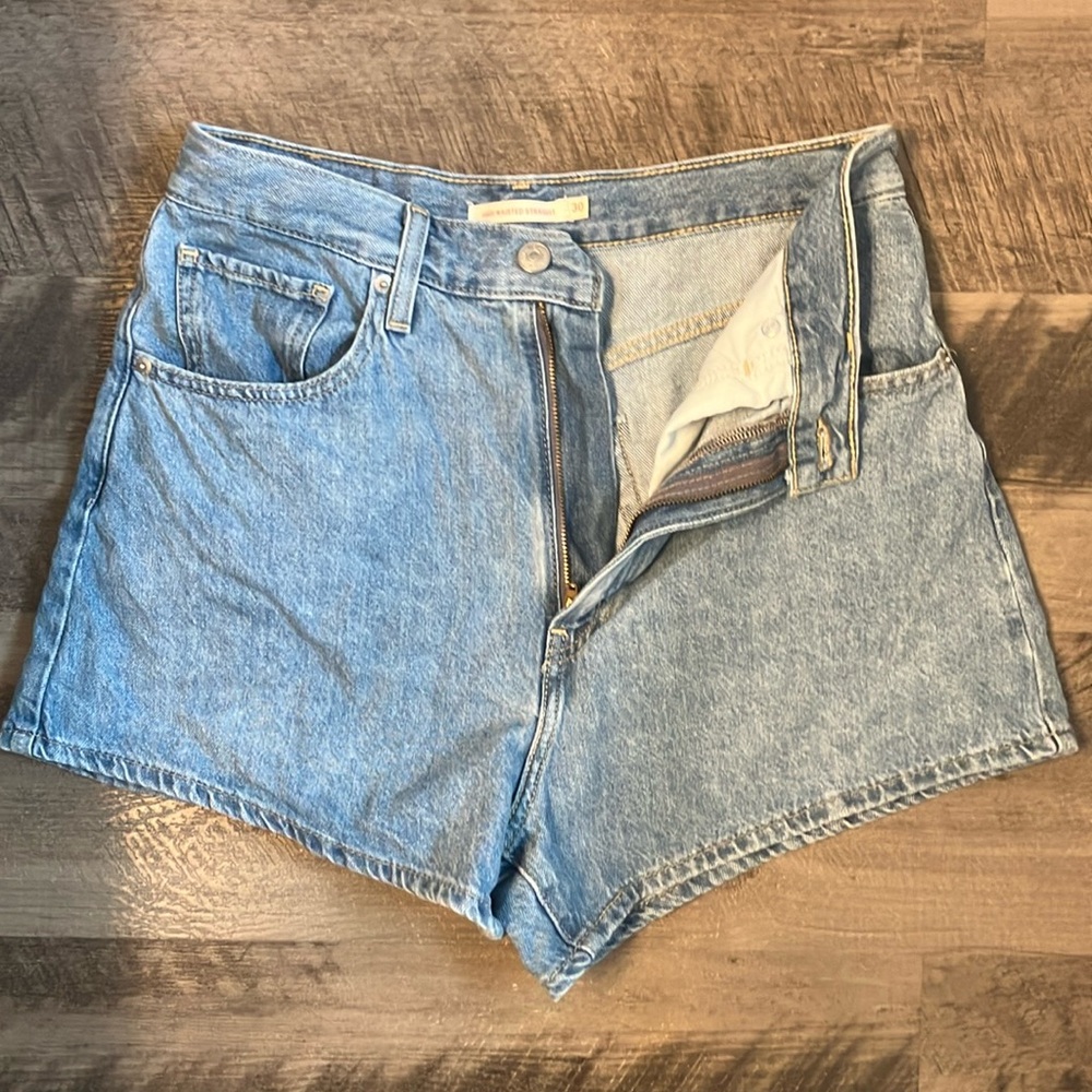 Levi high waisted straight women’s jean shorts 30